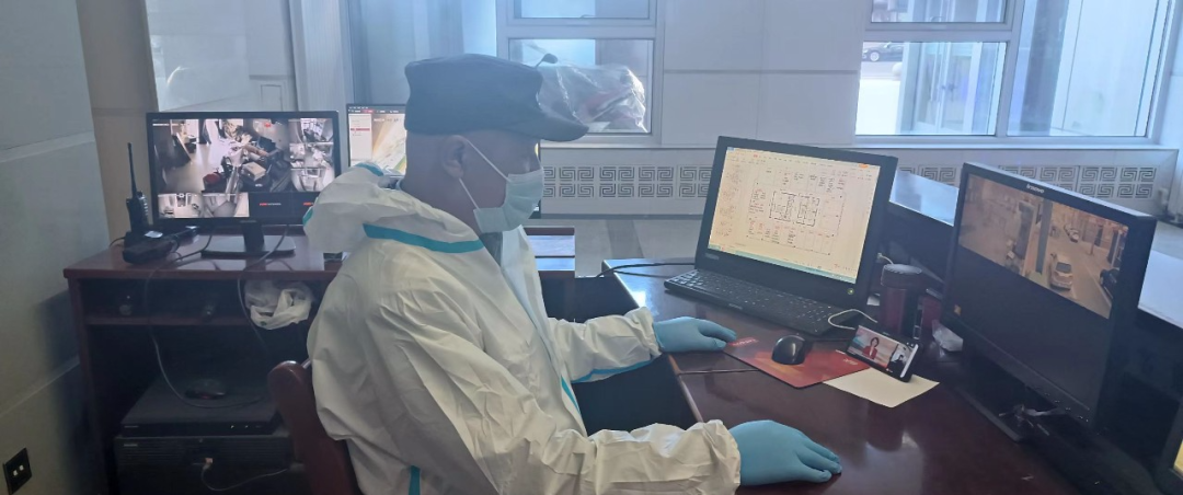 水馨源物業公司職工在水利綜合辦公樓疫情防控一線收看黨的二十大開幕式.png